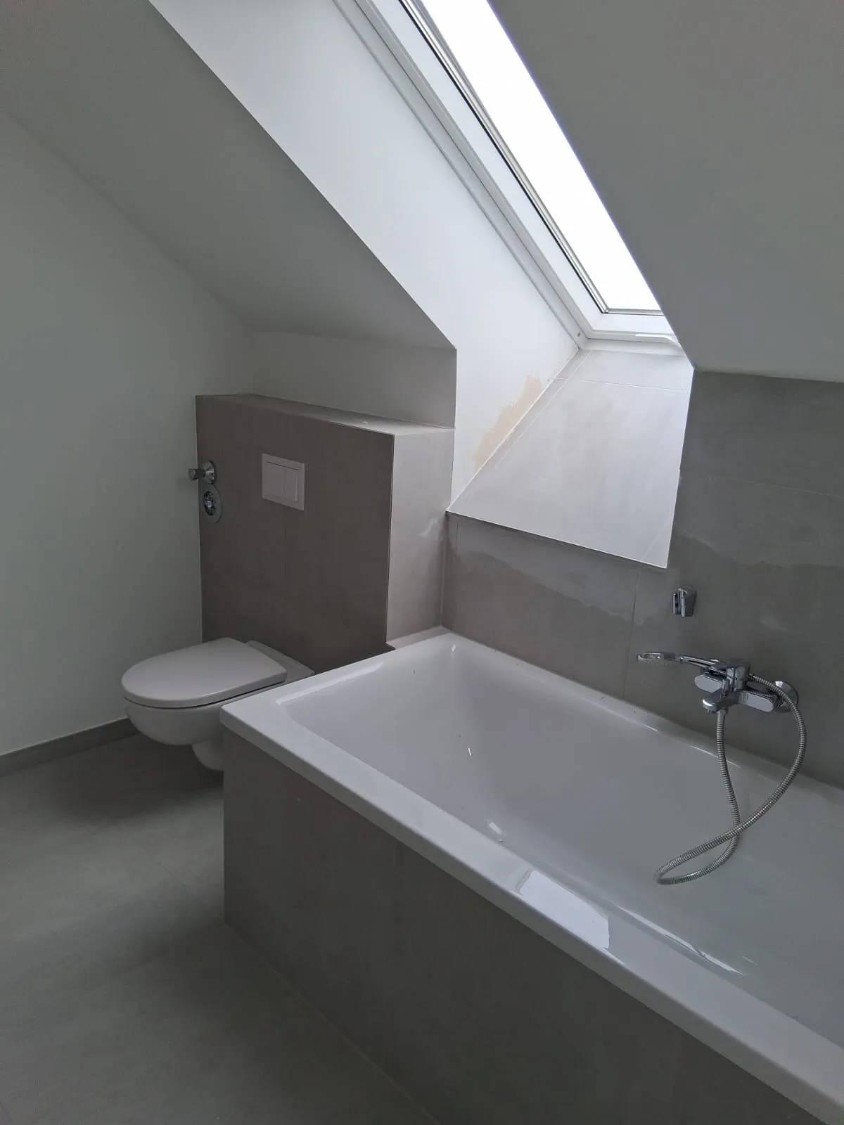 Bad, Badewanne unter Dachfenster