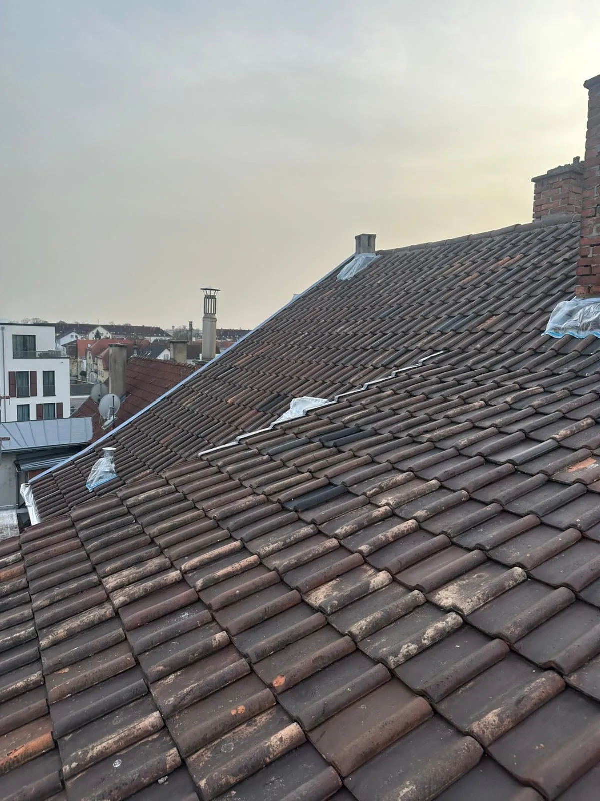 Dachsanierung, Neueindeckung mit Ziegel im Austausch