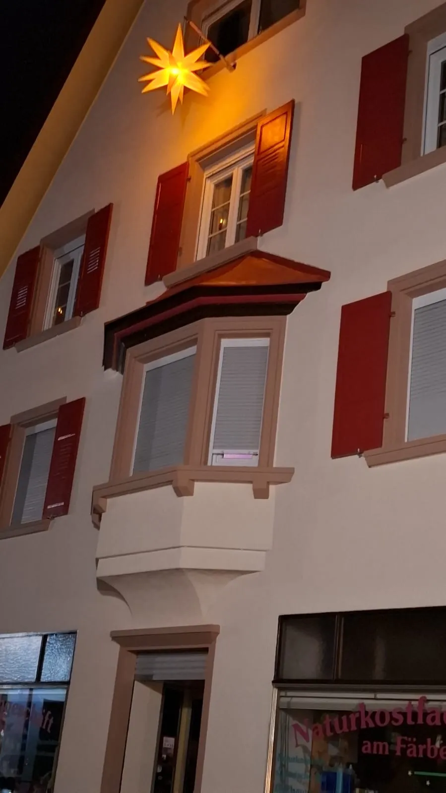 Fassadenansicht bei Nacht